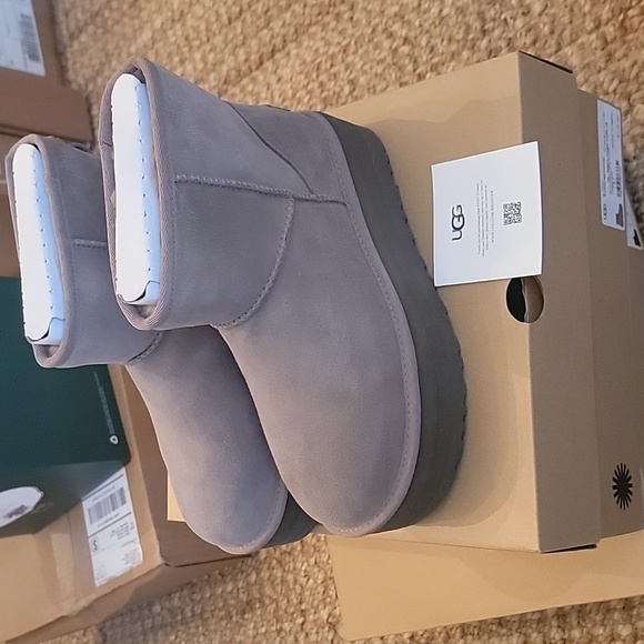 New. UGG Classic Mini Platform Smoke Plume - Picture 2 of 3